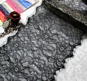 Fine Chantilly Lace, 31 cm