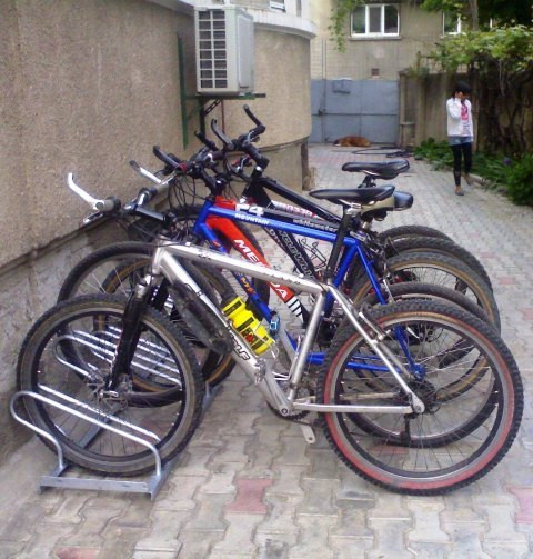 primele rastele pentru biciclete vandute de Veloteca / first bike racks sold by Veloteca
