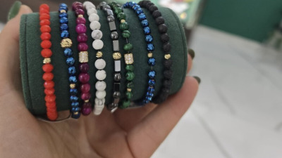 Brățările elastice cu cristale și bile – trendul momentului în modă și rafinament
