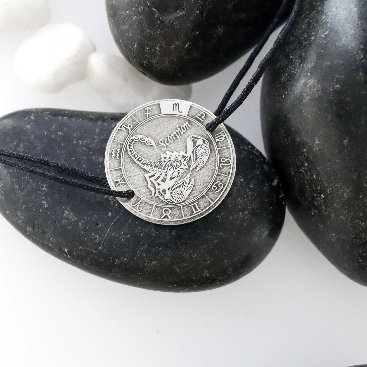 Bratara 3D Zodiac cu snur si banut 18mm din argint 925 - gravat zodie la alegere