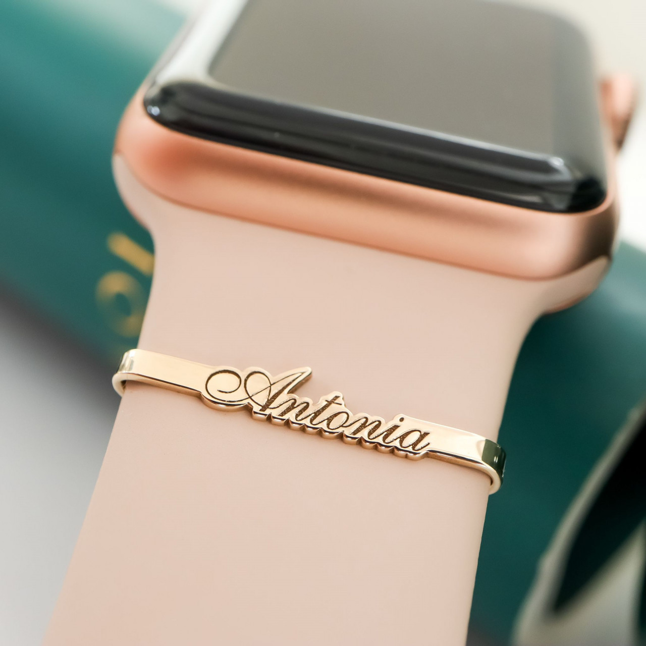 Accesoriu din aur 14k pentru smartwatch personalizabil cu numele tau