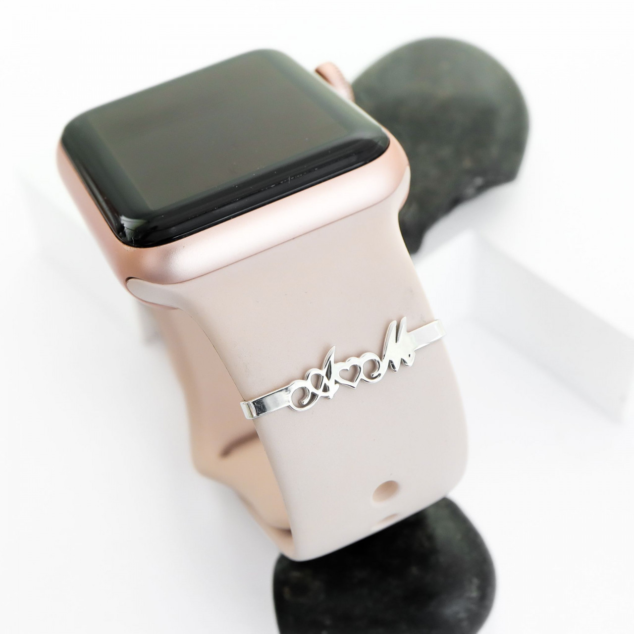 Accesoriu din argint 925 pentru smartwatch cu 2 initiale si inimioara