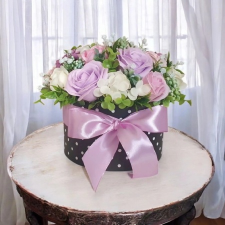 Aranjament din flori de sapun -cutie rotunda (cod 2226)