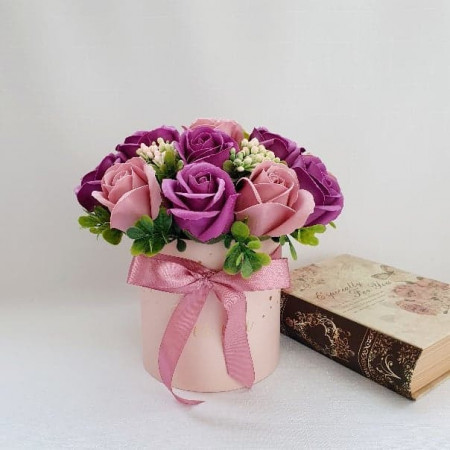 Aranjament floral- trandafiri de sapun marsala si roz prafuit (cod 1428)