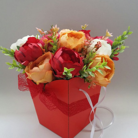 Aranjament flori artificiale-cutie conica rosie (cod 1080)