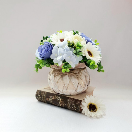 Cos rustic cu flori de sapun -alb-albastru (cod 1646)
