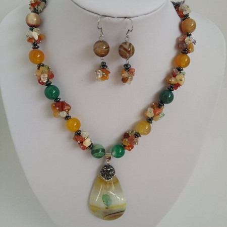 Set din agate multicolore, chipsuri pietre semipretioase si pandantiv din agat cu rhinestone