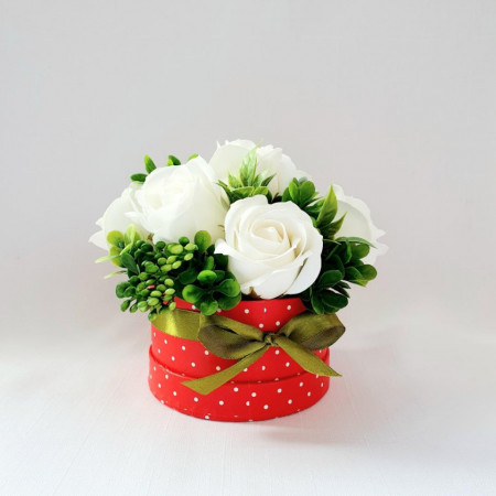 Aranjament flori de sapun- cutie rosie cu buline (cod 1585)