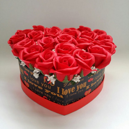 Aranjament floral din trandafiri de sapun in cutie inima (cod 1141)