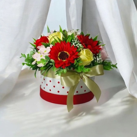 Aranjament din flori de sapun -cutie rotunda (cod 2208)