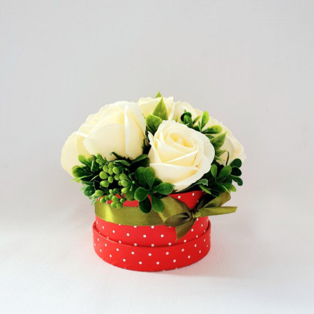 Aranjament flori de sapun- cutie rosie cu buline (cod 1586)