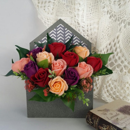 Aranjament floral din trandafiri de sapun in cutie plic (cod 1065)