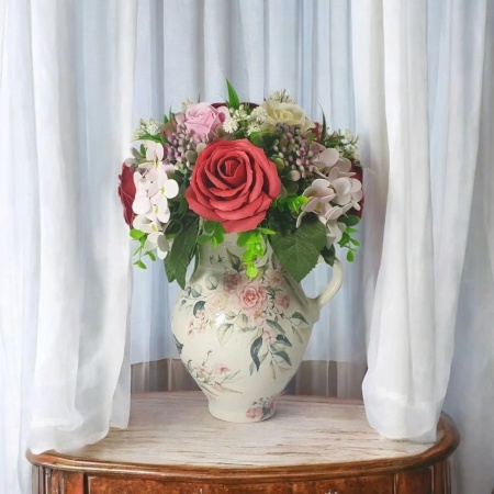 Aranjament pentru 8 Martie cu flori de sapun in cana ceramica (cod 2263)