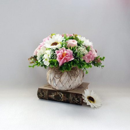 Cos rustic cu flori de sapun -alb-roz (cod 1647)