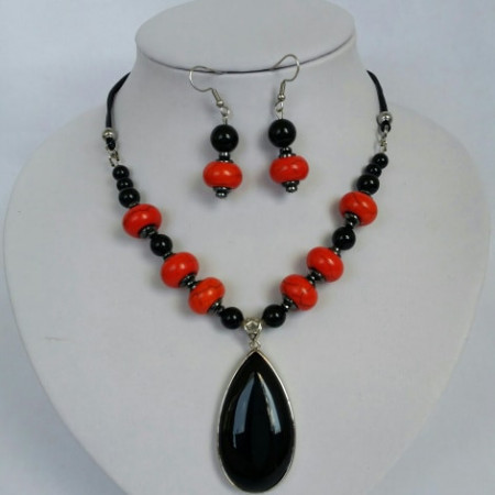 Set din margele de howlite abacus, onix si pandantiv carnelian
