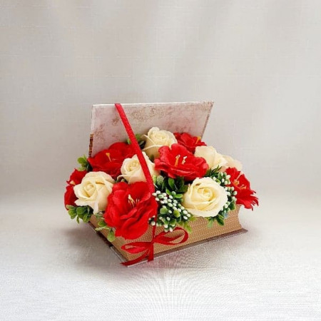 Aranjament din flori de sapun in cutie tip carte (cod 1422)