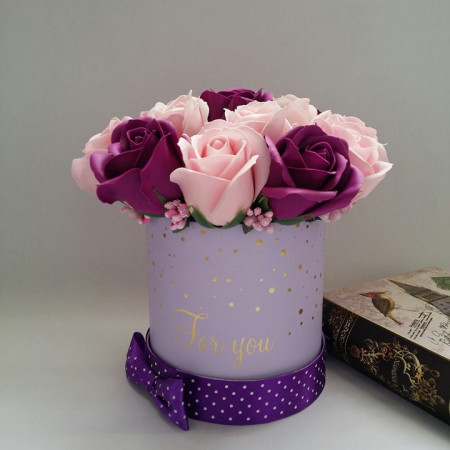 Aranjament floral din trandafiri de sapun in cutie cilindrica (cod 1139)