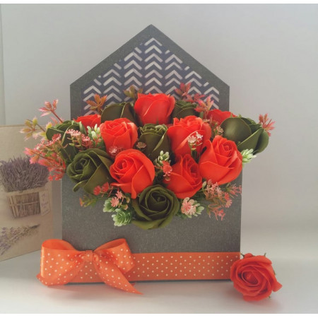 Aranjament floral din trandafiri de sapun in cutie plic (cod 1053)