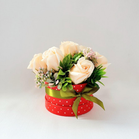 Aranjament flori de sapun- cutie rosie cu buline (cod 1584)