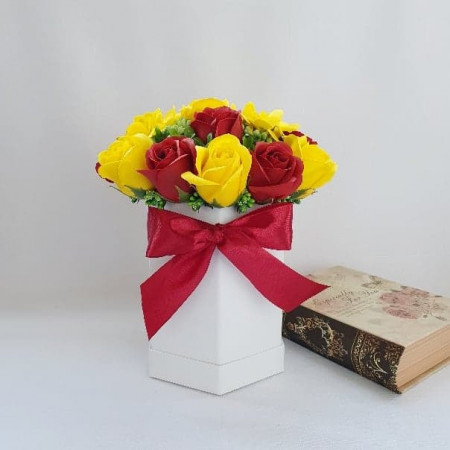 Aranjament floral- trandafiri de sapun grena si galbeni (cod 1427)