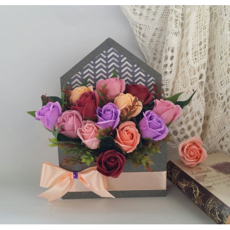 Aranjament floral din trandafiri de sapun in cutie plic (cod 1054)
