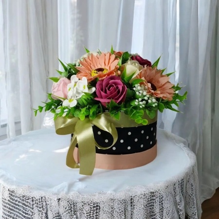 Aranjament din flori de sapun -cutie rotunda (cod 2209)