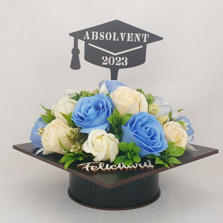 Aranjament floral cutie "Toca absolvire"- albastru/crem (cod 1881)
