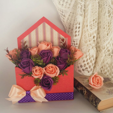Aranjament floral din trandafiri de sapun in cutie plic (cod 1055)