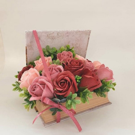 Aranjament floral in cutie tip carte (cod1348)