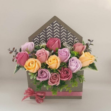 Aranjament floral in cutie tip plic (cod1340)