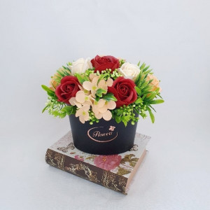 Aranjament din flori de sapun-cutie de carton (cod 1477) 900