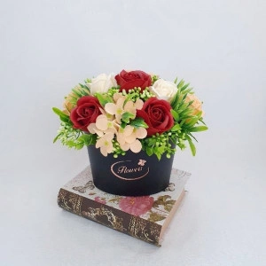 Aranjament din flori de sapun-cutie de carton (cod 1477)