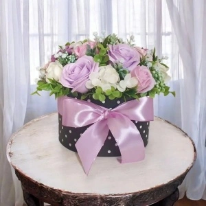 Aranjament din flori de sapun -cutie rotunda (cod 2226)