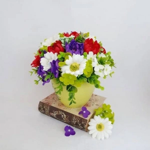 Aranjament floral cu diverse flori de sapun-vas ceramic verde (cod 14995
