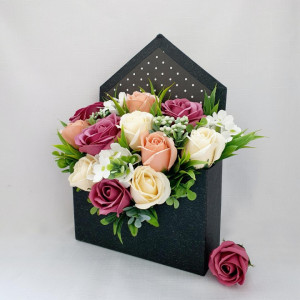 Poza aranjament floral-cutie plic (cod 1603)-1
