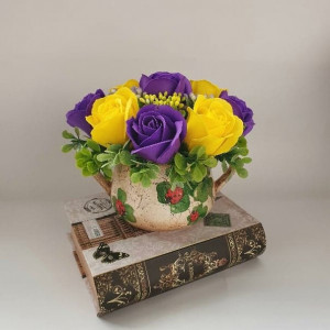 Aranjament floral din trandafiri de sapun- cana ceramica (cod1338) 2