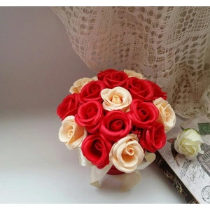 aranjament floral din flori de sapun rosii si somon deschis 2
