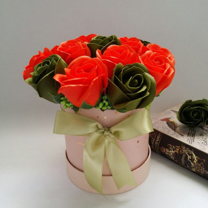 Aranjament floral din flori de sapun in cutie cilindrica 2