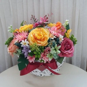 Aranjament floral din trandafiri in cos barcuta (cod 1209) 4