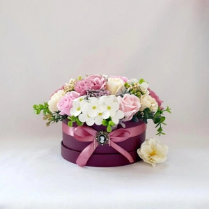 Aranjament floral in cutie rotunda burgundy  (cod 1651)4