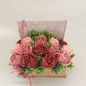 Aranjament floral in cutie tip carte (cod1348) 2
