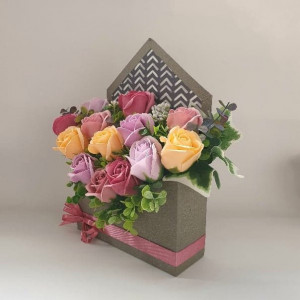 Aranjament floral in cutie tip plic (cod1340) 2