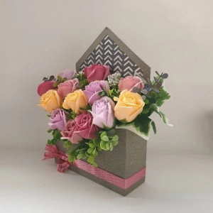 Aranjament floral in cutie tip plic (cod1340) 2