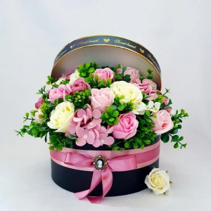 Trandafiri de sapun roz si crem in cutie rotunda-16847