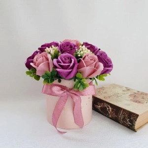 Aranjament floral- trandafiri de sapun marsala si roz prafuit (cod 1428)