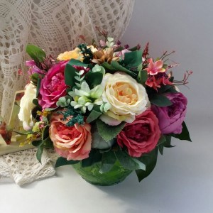 Aranjament floral din trandafiri si bujori 1