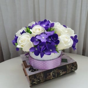 Aranjament flori de sapun violet si crem-cutie rotunda (cod 1228) 7