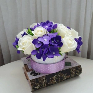 Aranjament flori de sapun violet si crem-cutie rotunda (cod 1228) 7