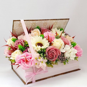 Aranjament pentru 8 Martie -cutie carte (cod 1856)4