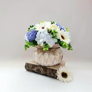 Cos rustic cu flori de sapun -alb-albastru (cod 1646)